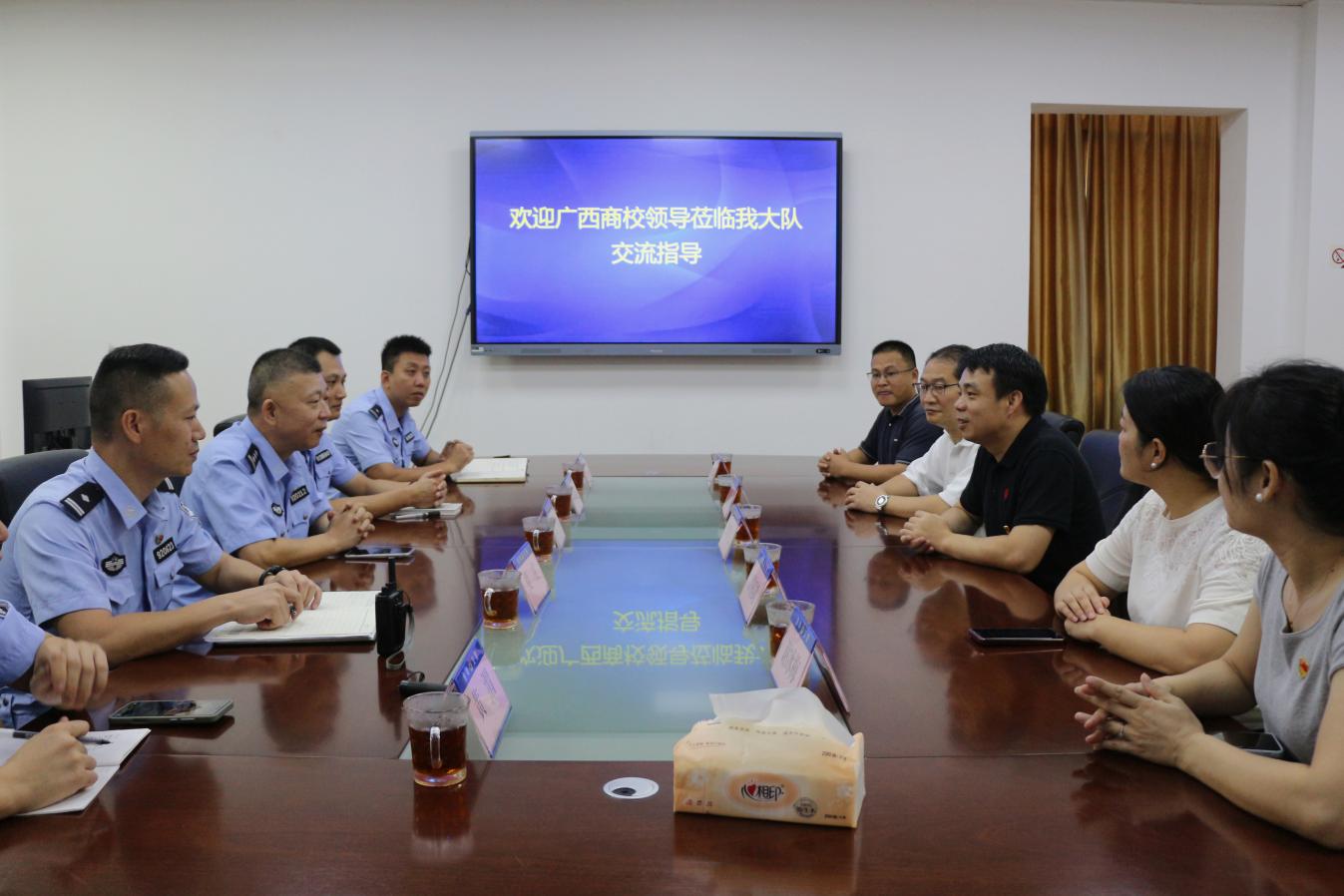 广西商业学?？拱艘唤ň谖课驶疃?共叙军民鱼水情
